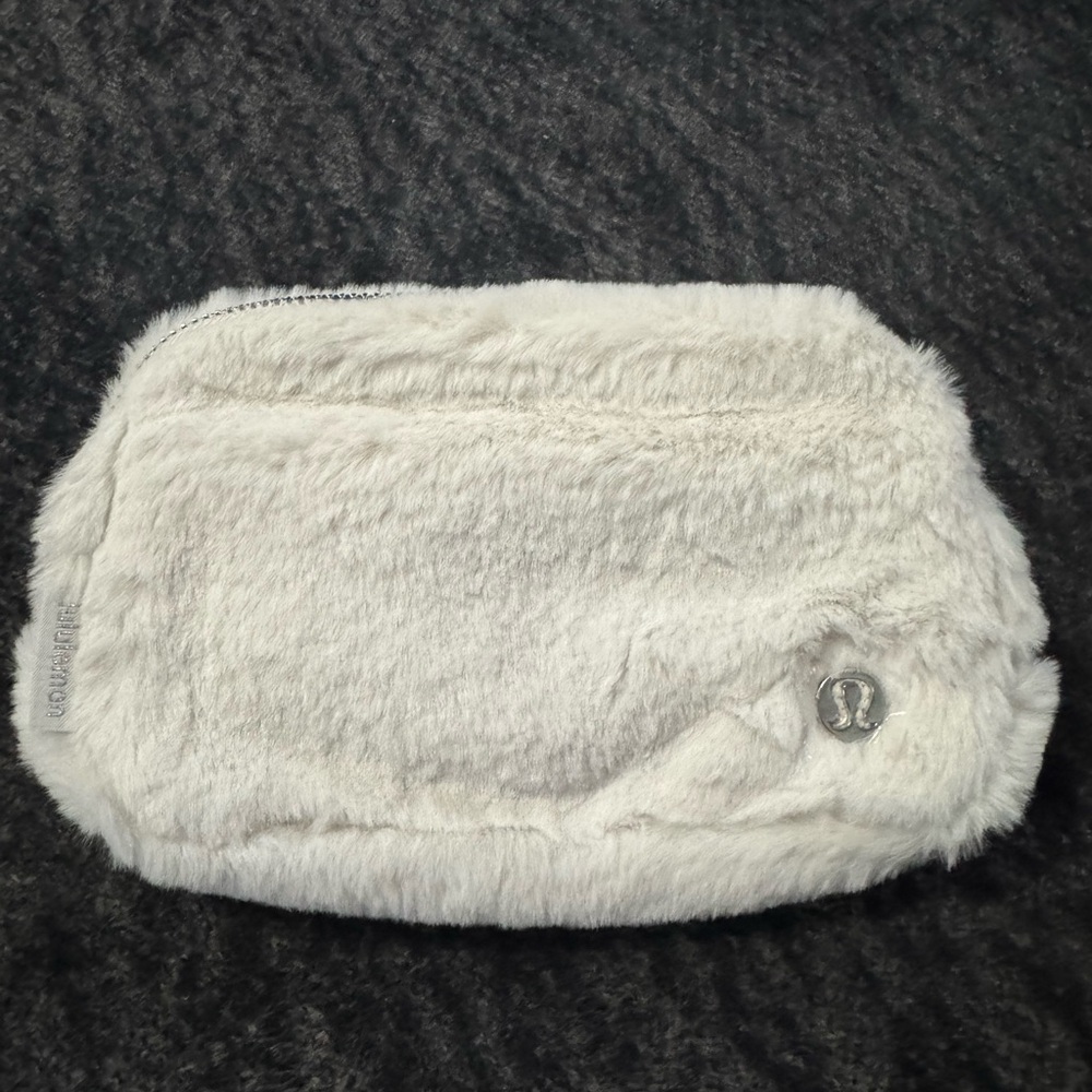 NWT Everywhere Belt Bag
Plush Fleece
Bone